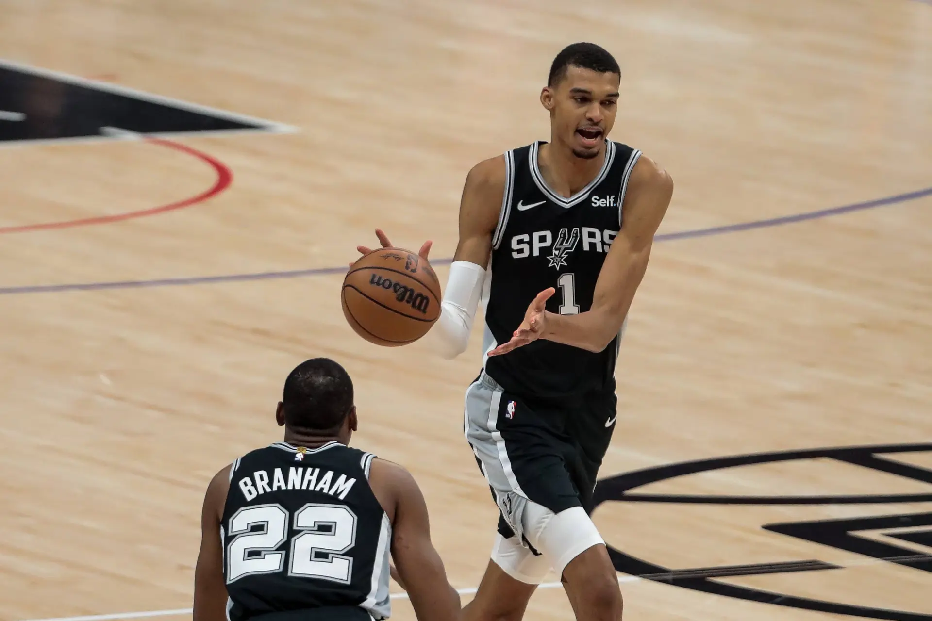 ¿Es de otra galaxia? Victor Wembanyama logra un extraordinario 5x5 contra Los Angeles Lakers