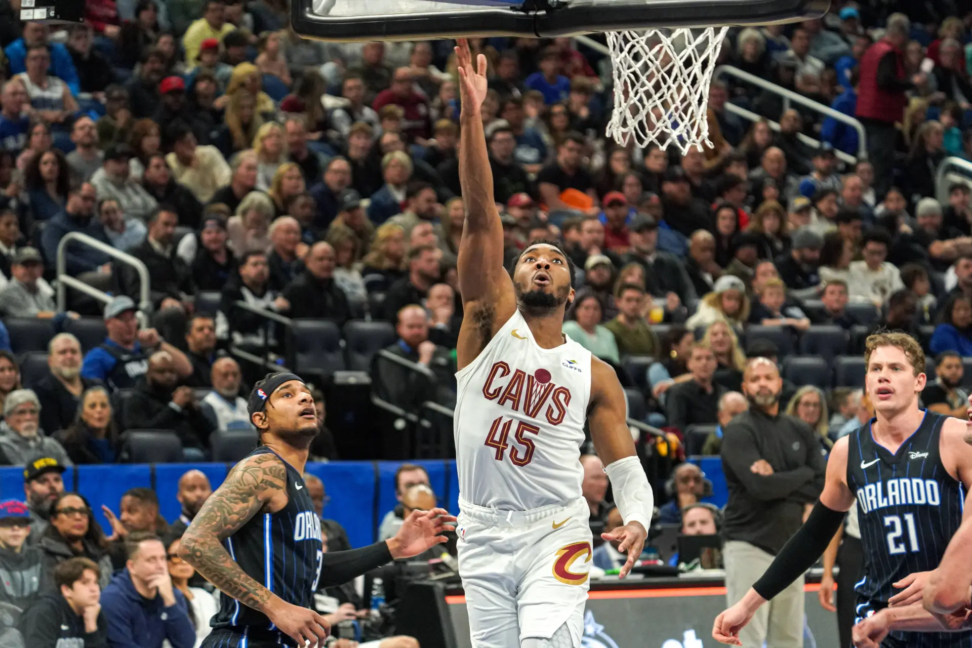 Donovan Mitchell se sale y Cleveland Cavaliers pone el 1-0 contra Orlando Magic en los playoffs