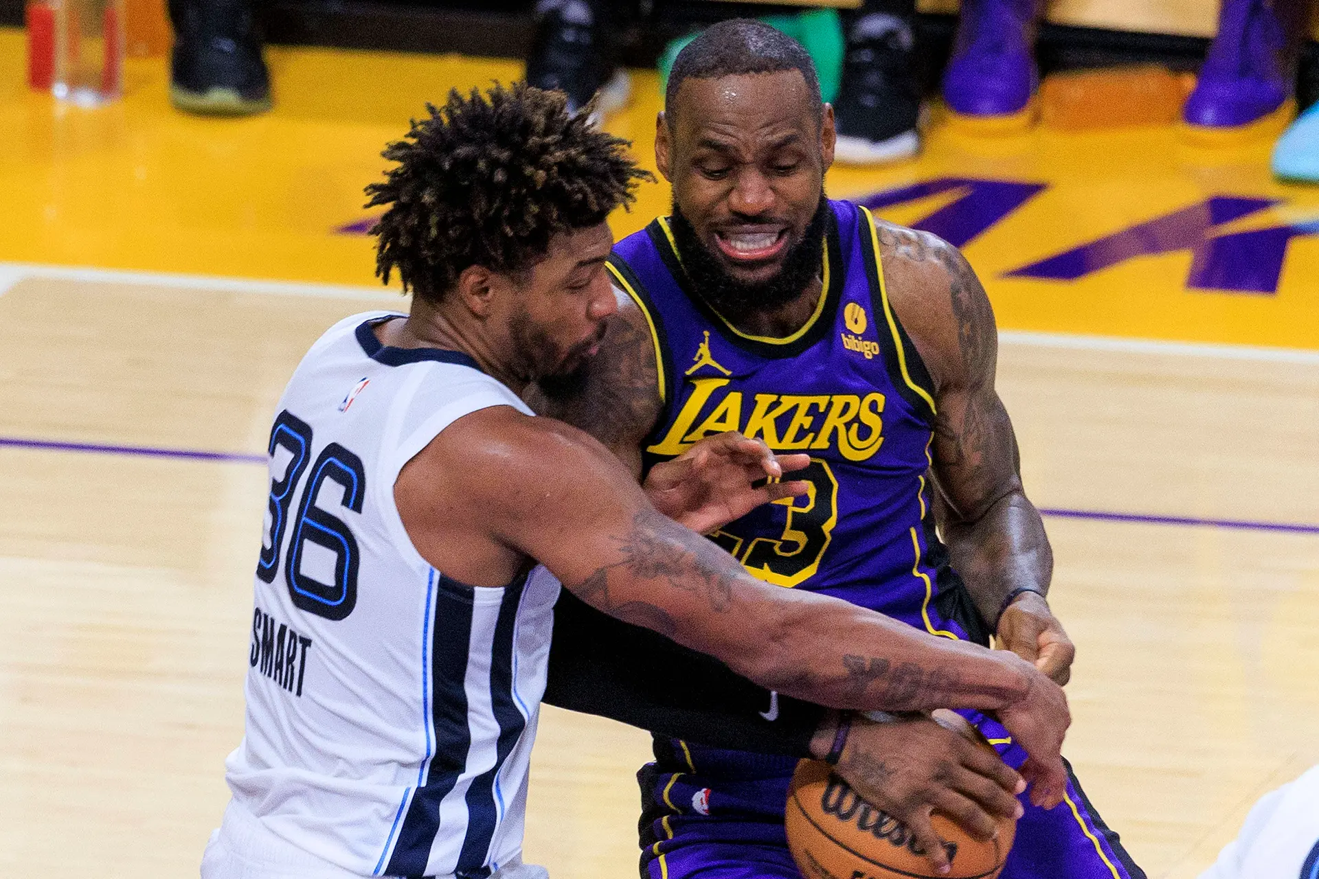 VIDEO: LeBron James, como si hubiera detenido el tiempo, ¡taponazo de época!
