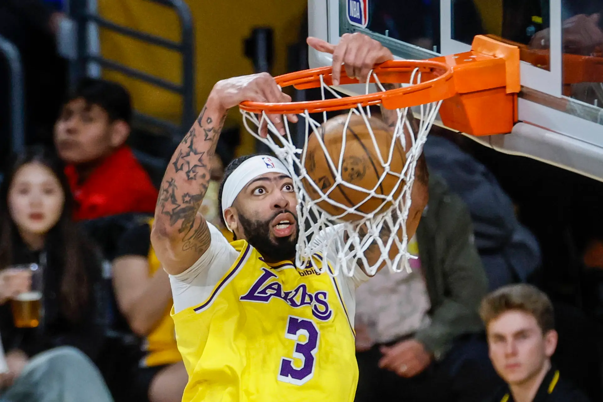 Anthony Davis debió abandonar el duelo entre Lakers y Warriors por una lesión en su ojo izquierdo