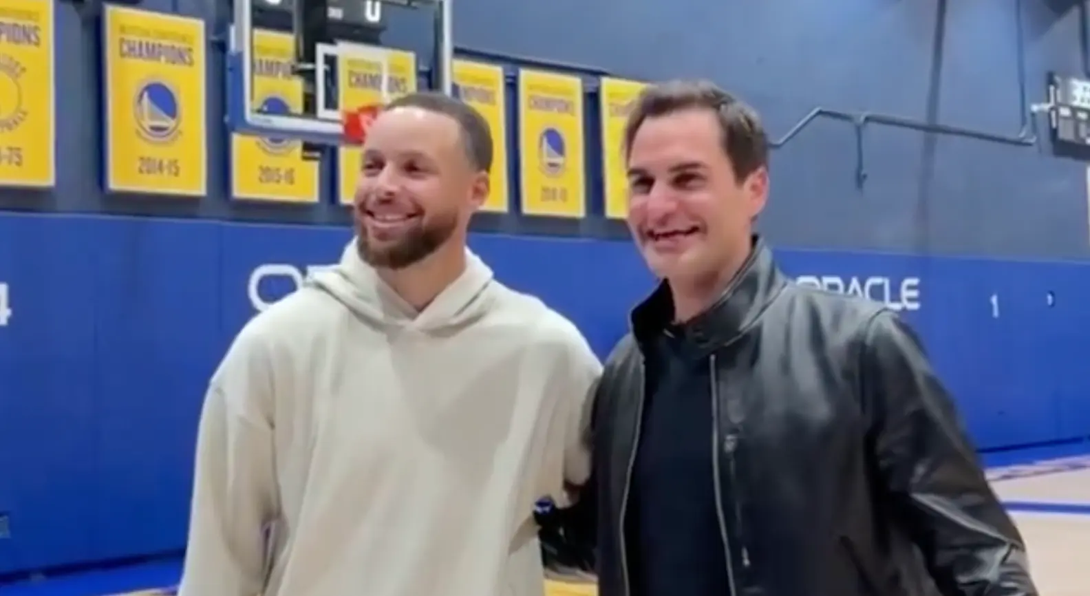VÍDEO: ¡4 de 4 en tiros para Roger Federer ante la atenta mirada de Stephen Curry!