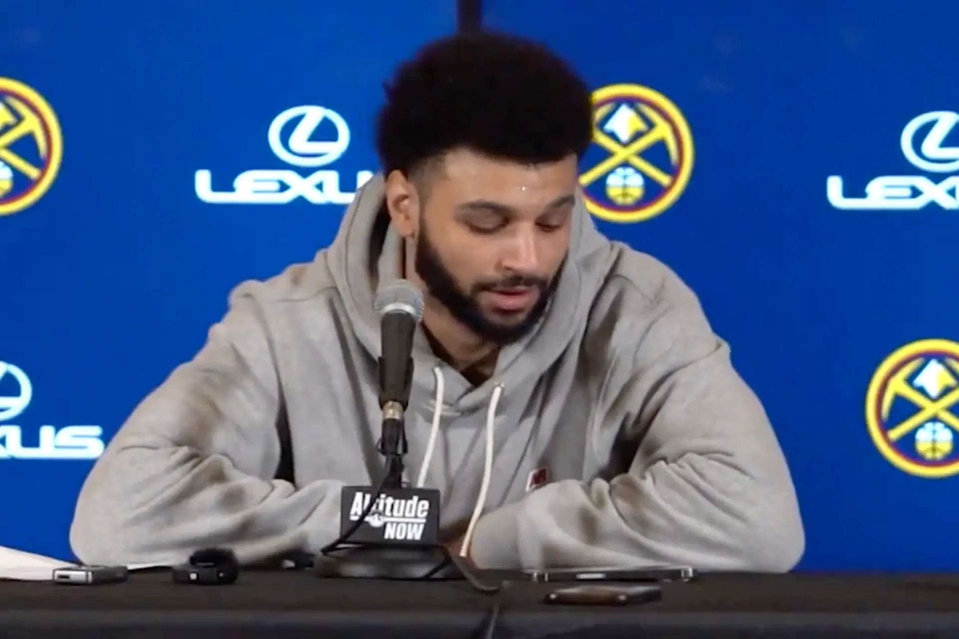 VÍDEO: La brutal falta de respeto de Jamal Murray viendo una pelea a todo volumen en plena rueda de prensa