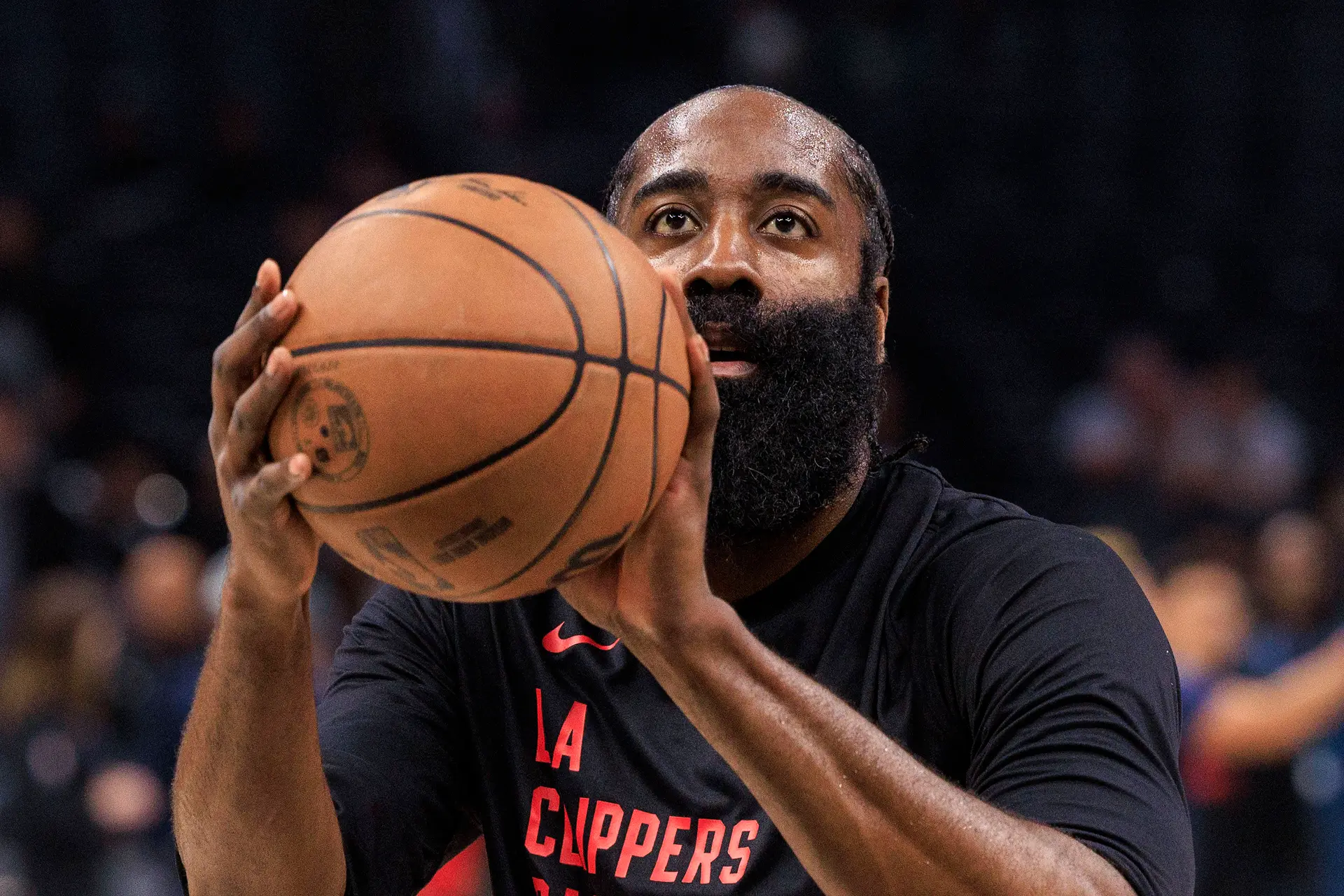 James Harden da una extraña explicación sobre su sorprendente intento de tapón a su compañero Kawhi Leonard