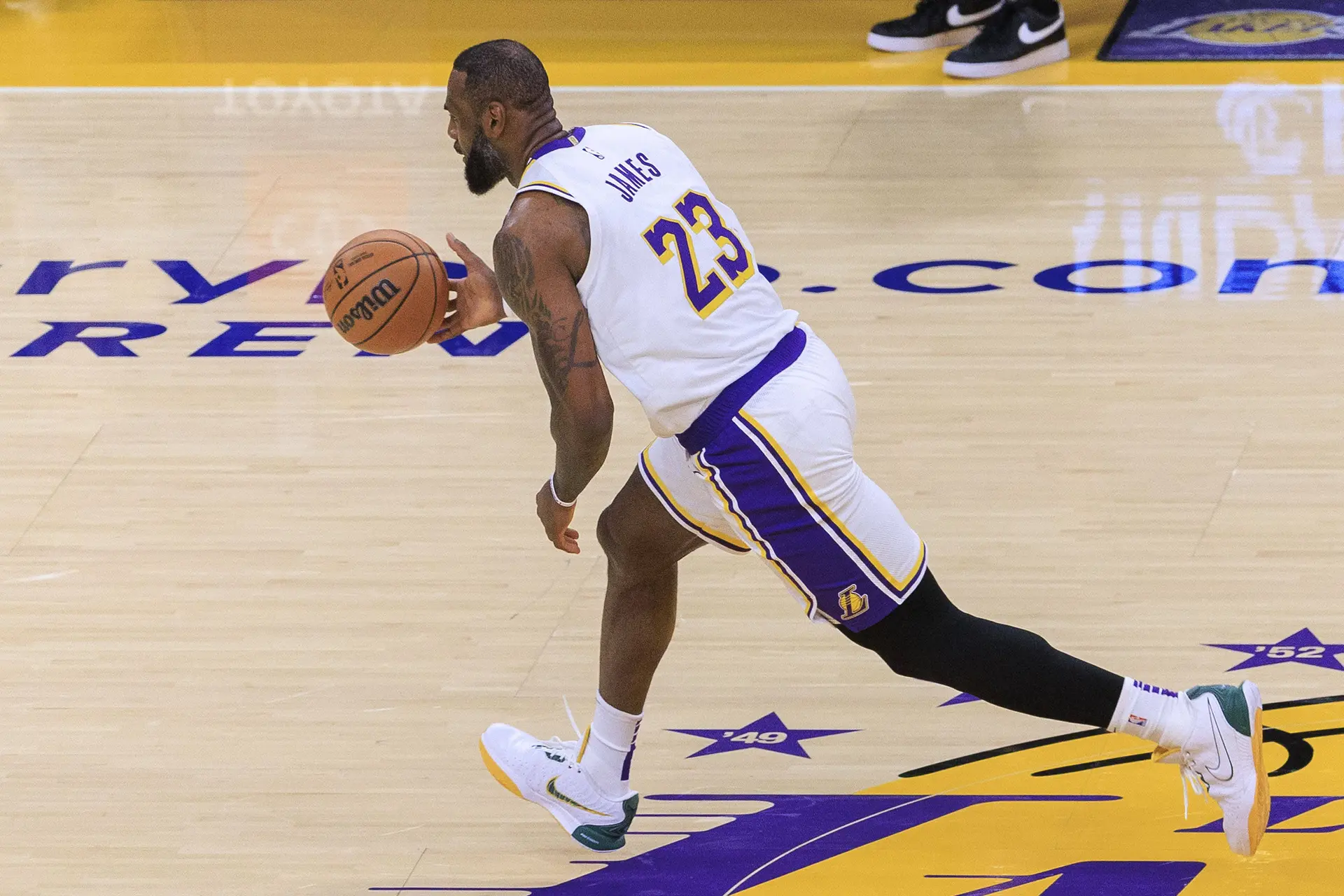 Los Angeles Lakers derrotan con facilidad a Cleveland Cavaliers gracias a otra brillante actuación de LeBron James