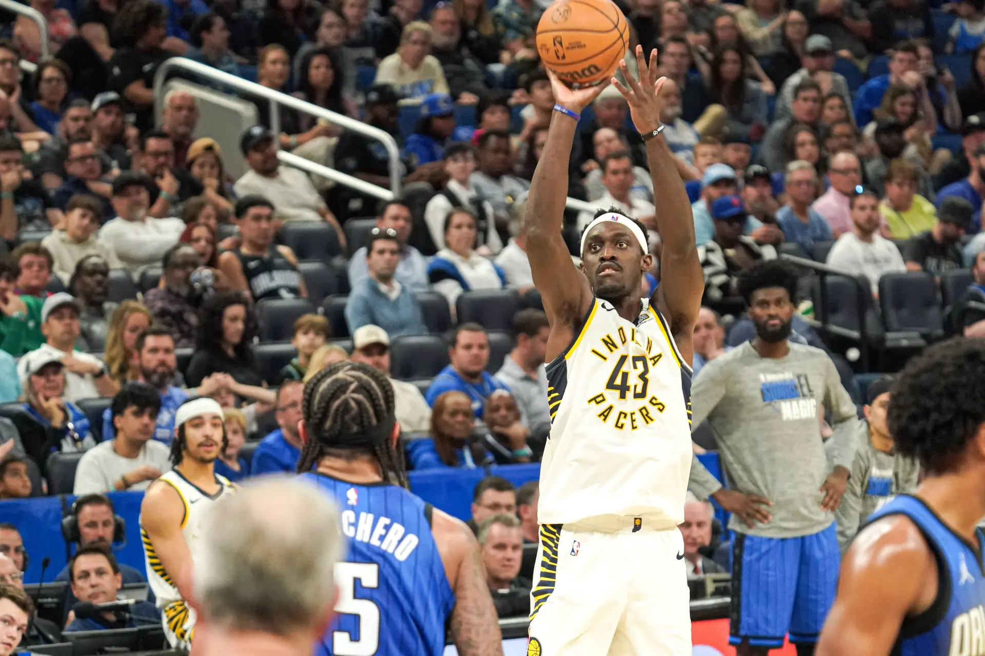 VÍDEO: ¡El brutal mate de Pascal Siakam ante dos jugadores de Los Angeles Lakers!