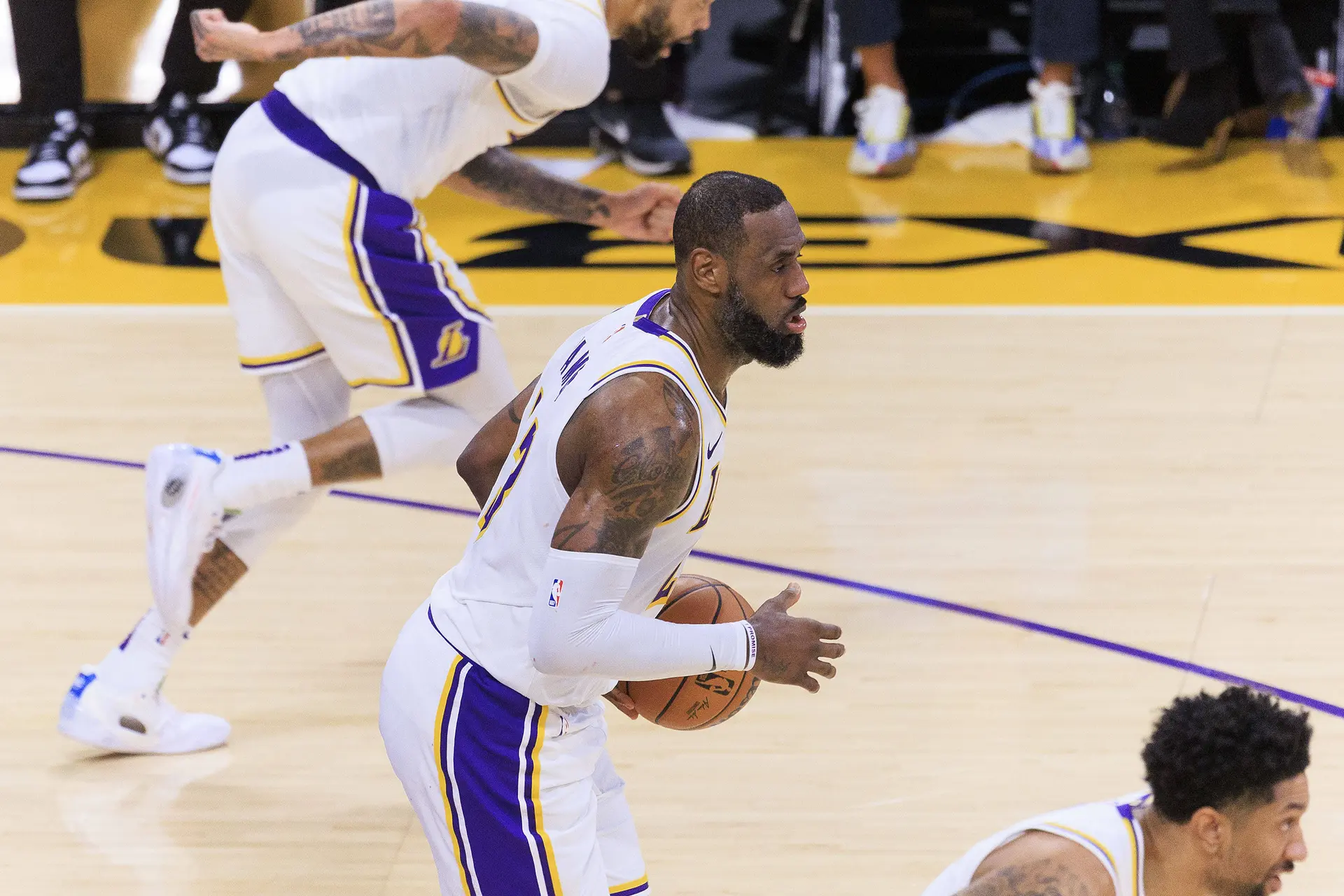VIDEO: A moment in history, LeBron James reaches the 40,000 points!