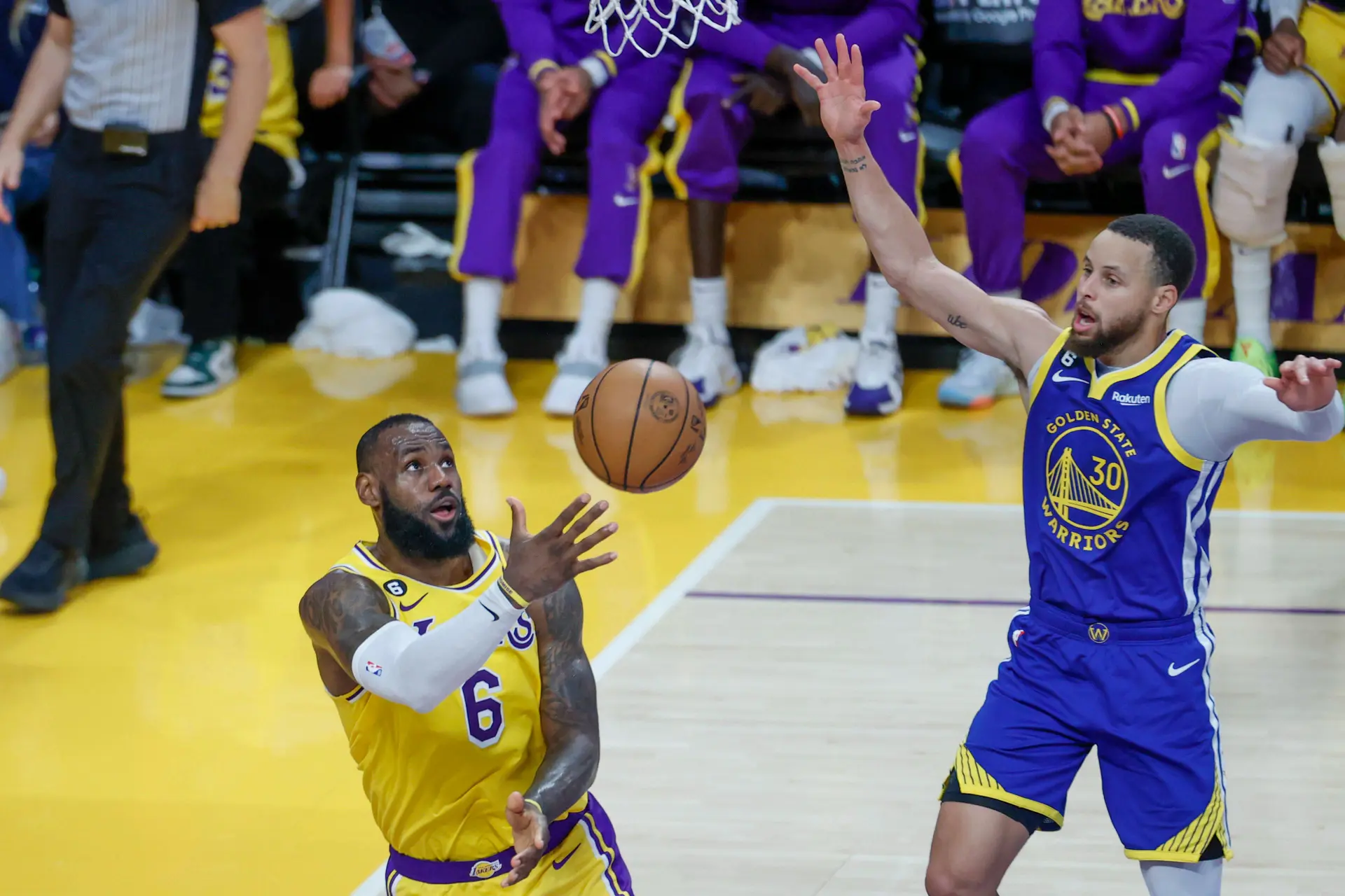 Golden State Warriors make 26 3-Pointers, roar past Los Angeles Lakers for a key win