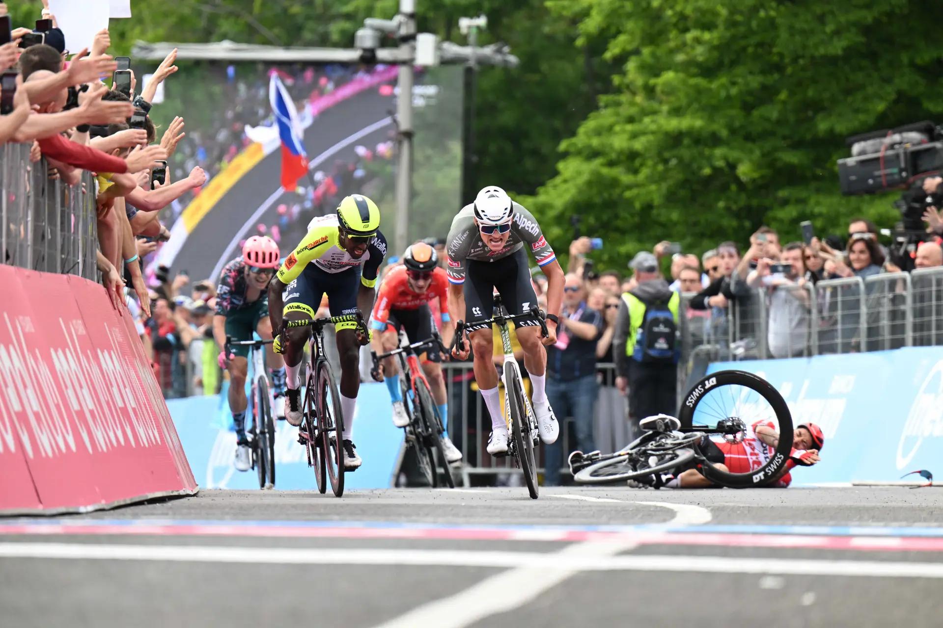 Intermarché, sobre Biniam Girmay: "En el futuro debe fijarse más en Mathieu Van der Poel"