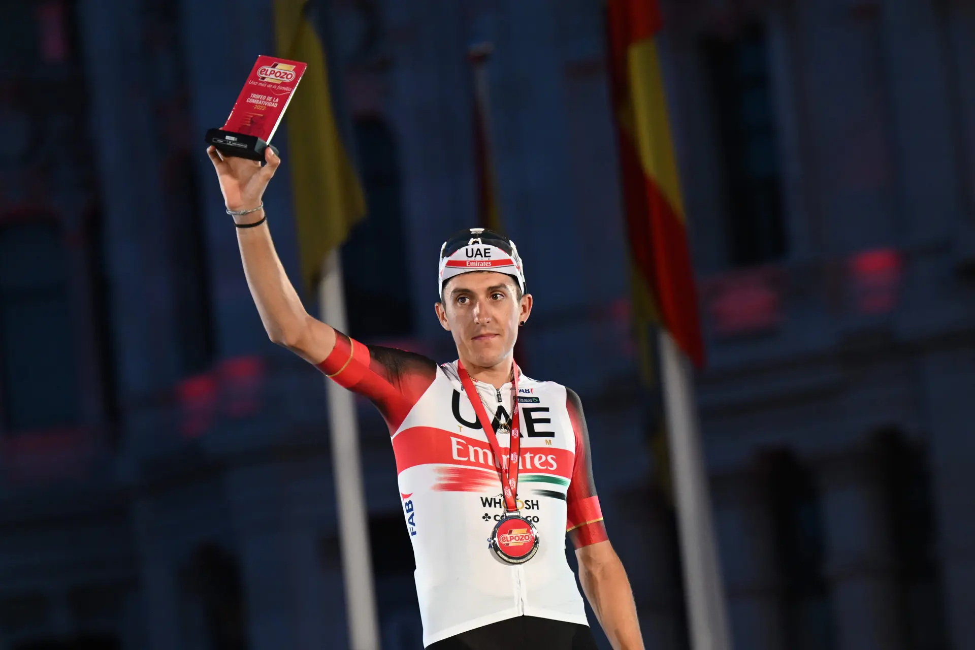 Vídeo - Juan Ayuso se divierte subierto un puerto con una Colnago de los años 70