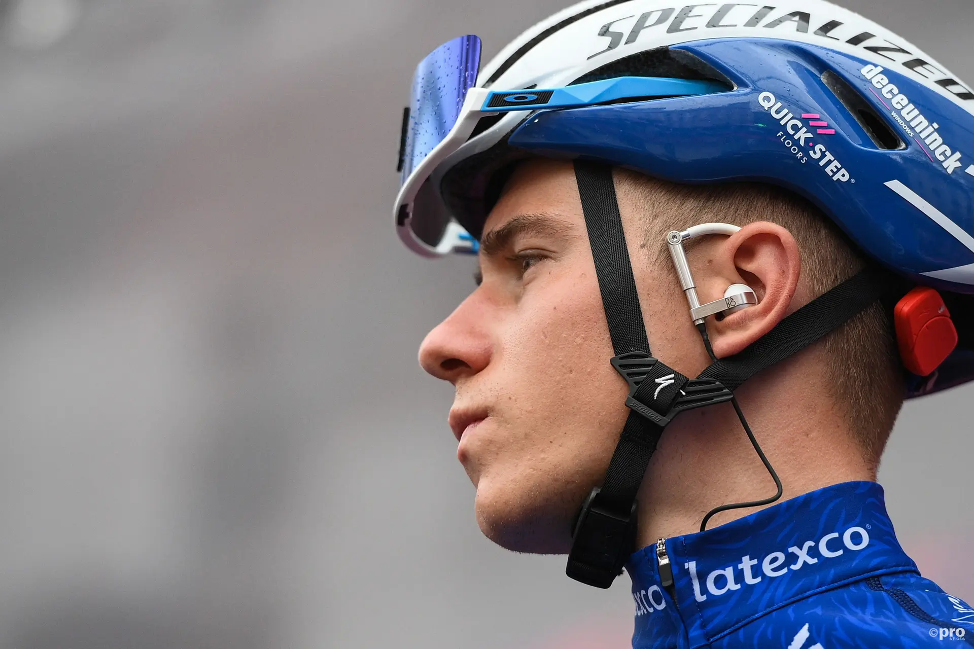 Remco Evenepoel se fractura una costilla, un omóplato y una mano tras estrellarse contra una furgoneta