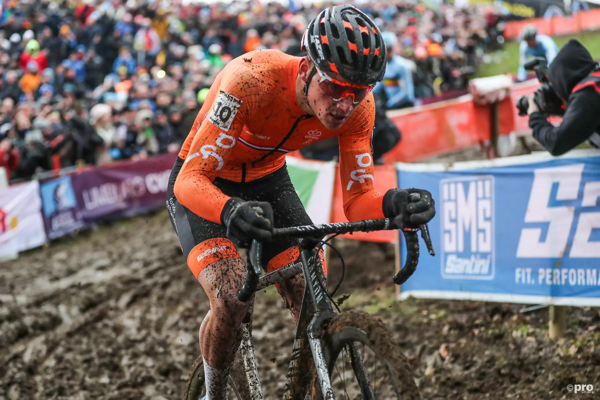 Eli Iserbyt gana el Exact Cross Beringen