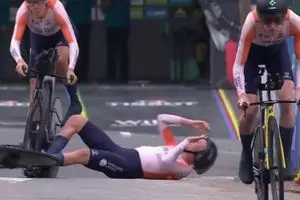 Annemiek van Vleuten, desde el hospital tras su caída en el Mundial: "Estoy preocupada por mi brazo derecho"