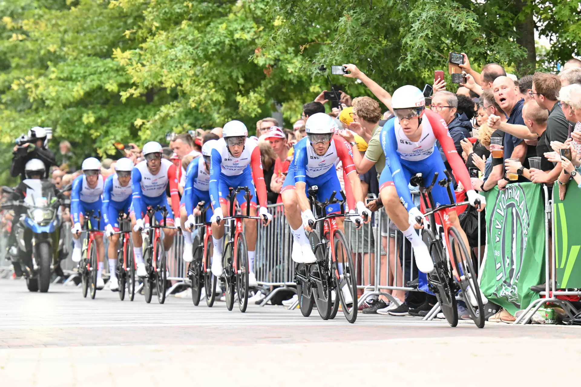 ¿Podría el Groupama - FDJ cambiar radicalmente su equipación? Los corredores apuntan en esa dirección