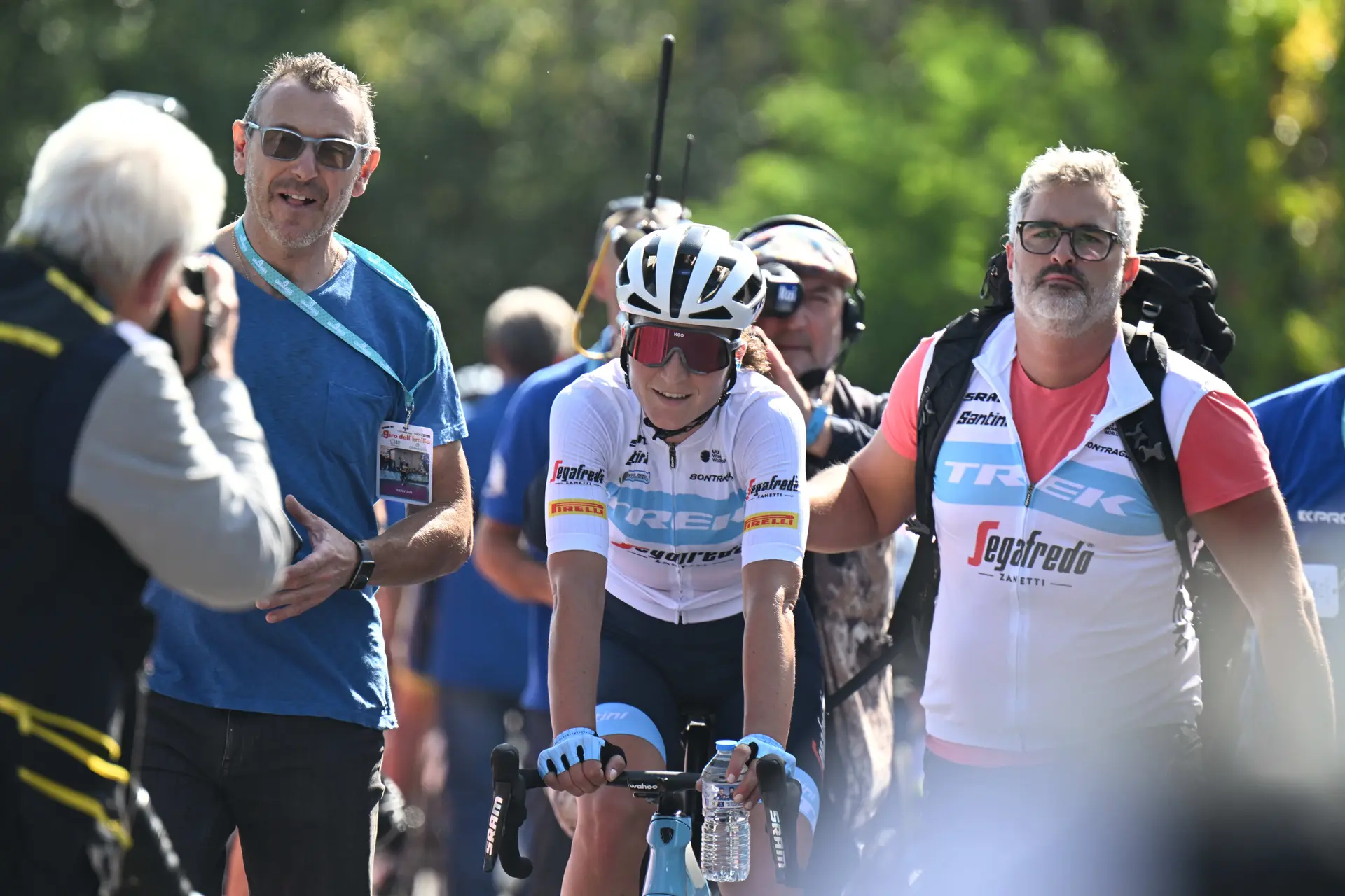 Charlotte Kool vuelve a sorprender a Lorena Wiebes en la última etapa del UAE Tour: Elisa Longo Borghini se lleva la General