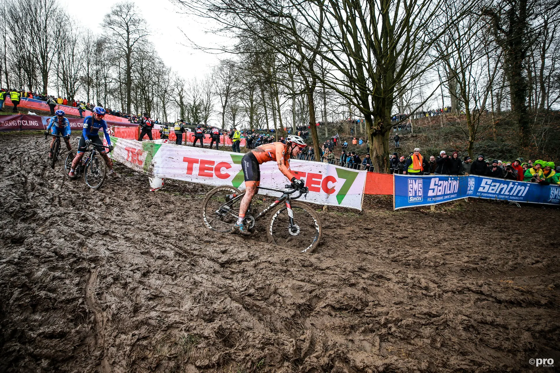 Lucinda Brand regresa al ciclocross en Dendermonde en busca de tumbar el dominio de Fem van Empel: "Puede alcanzar inmediatamente un buen nivel"