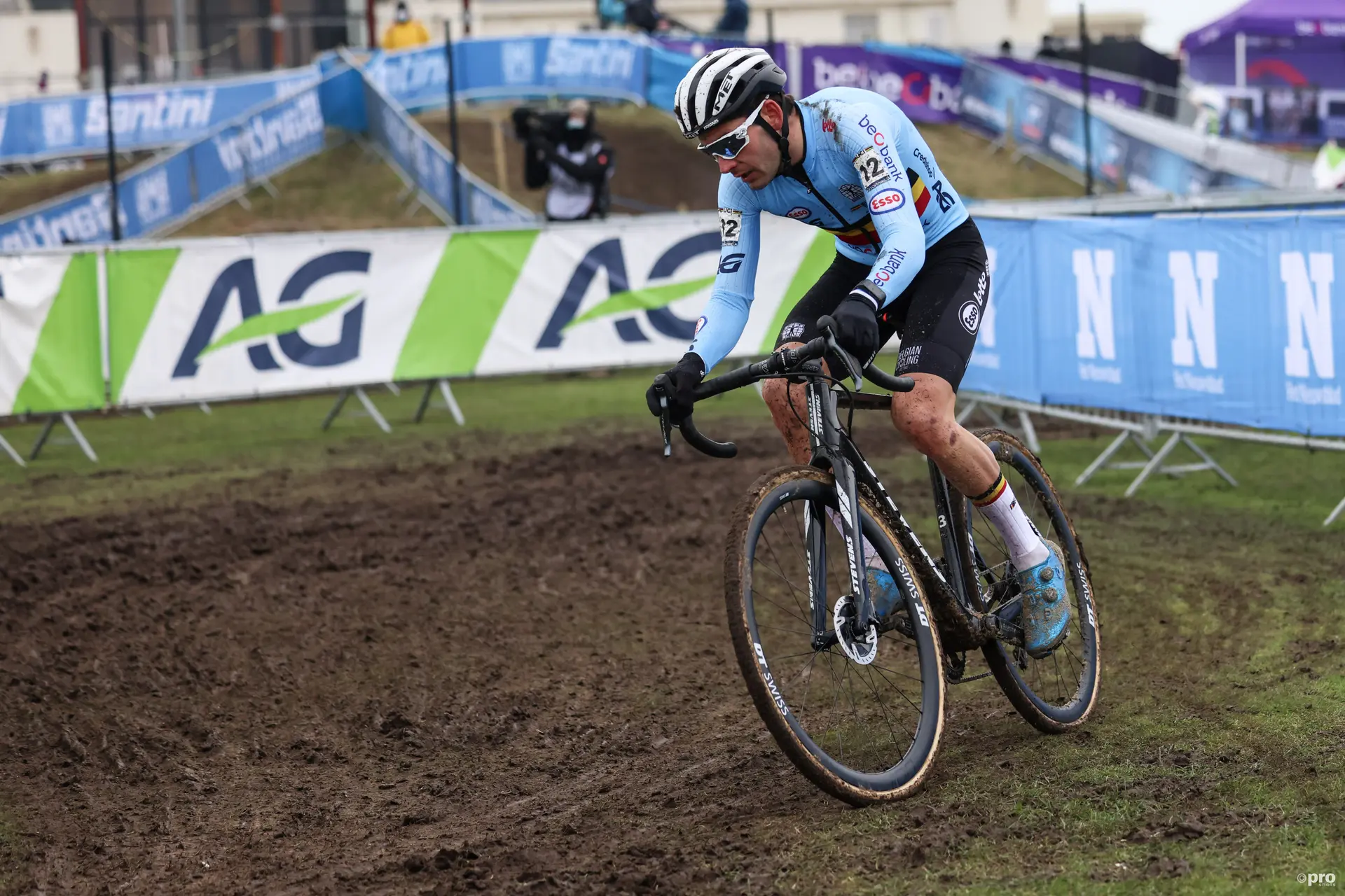 Vermeersch estrena el maillot arco iris de campeón del mundo de gravel: "Es estupendo acabar así el viaje a Italia"