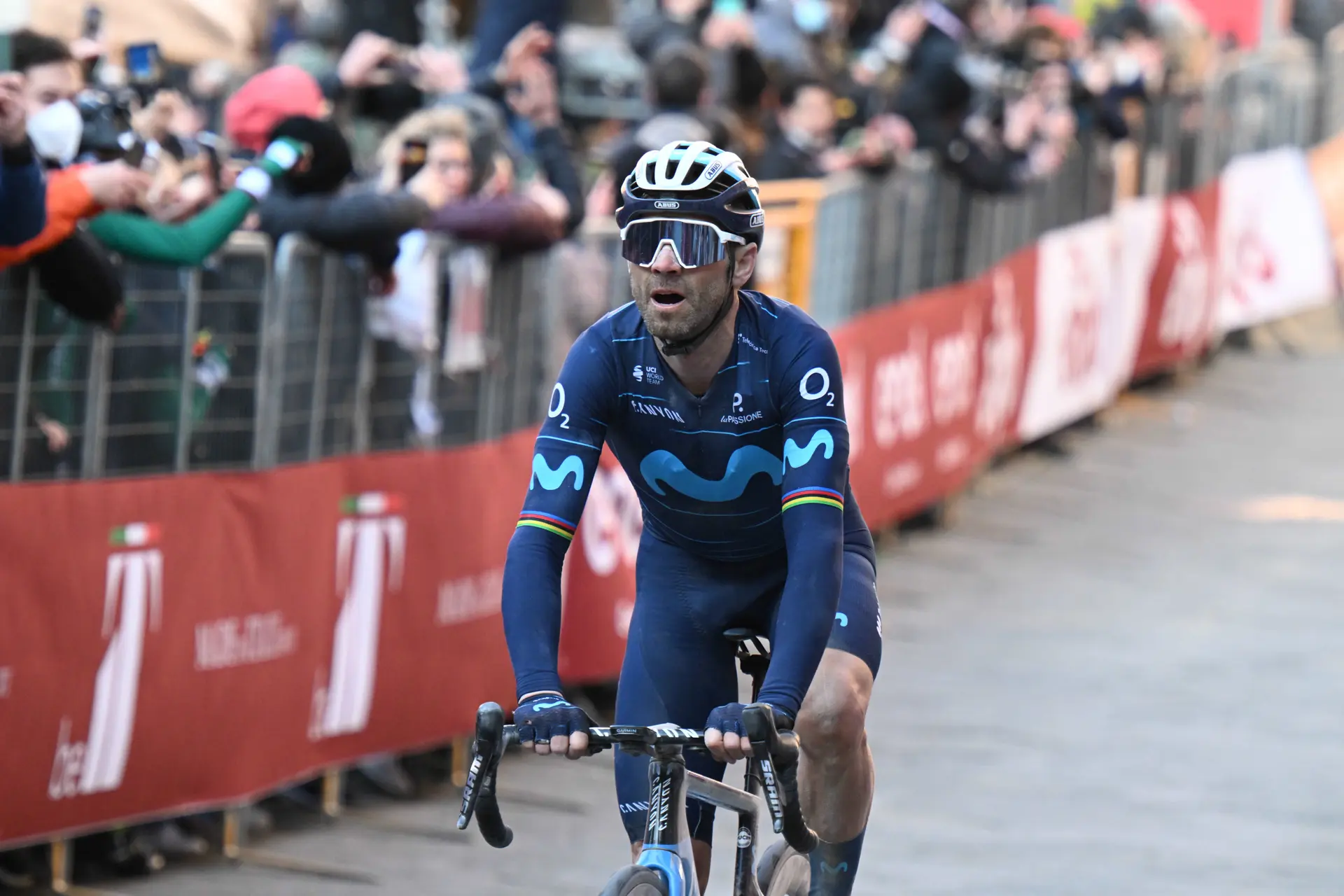 Alejandro Valverde se entrena en Sierra Nevada con el Movistar Team portando el maillot arcoíris