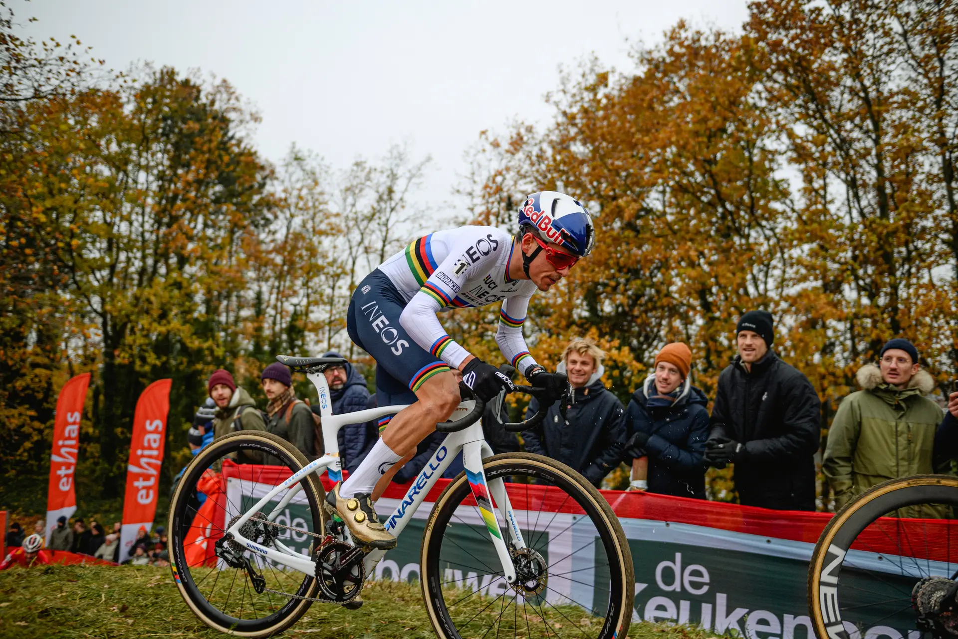 Tom Pidcock: "No creí en la victoria, el tercer puesto era lo máximo posible ante van Aert y van der Poel"
