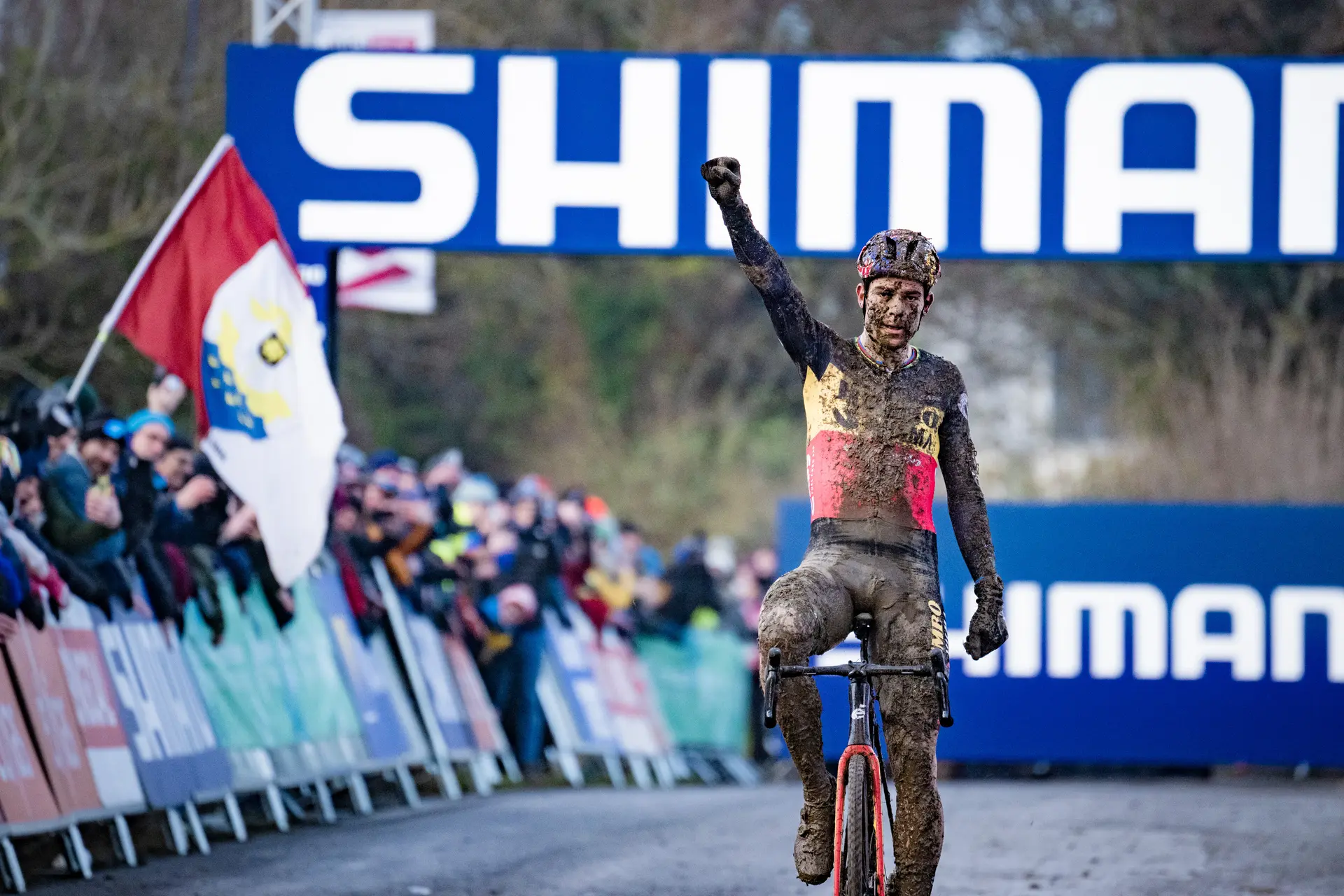 Wout van Aert impone su ley del terror ante van der Poel y Pidcock en el sprint final del Exact Cross Loenhout