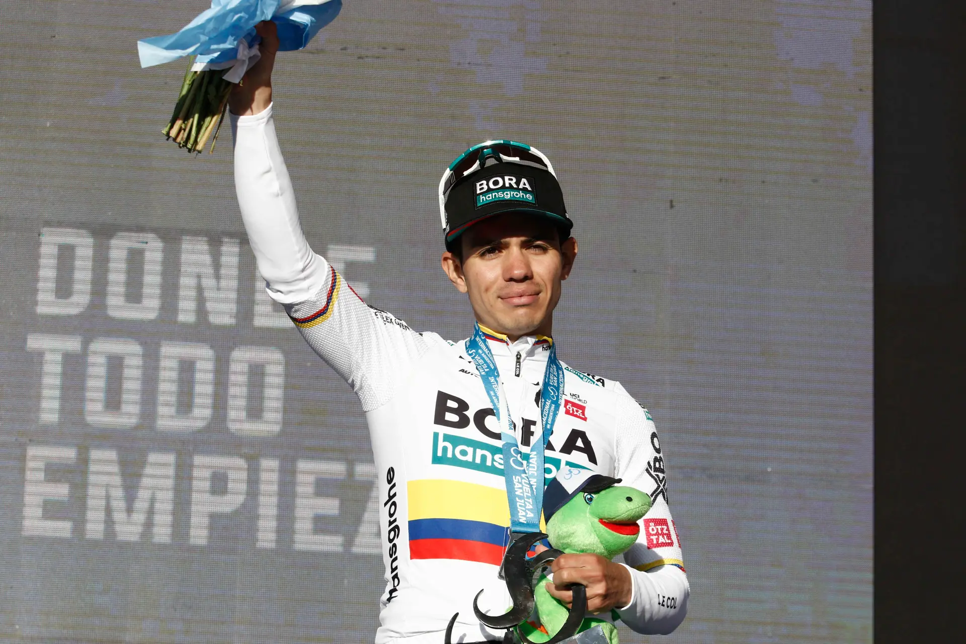 Sergio Higuita gana con autoridad al sprint la 5ª etapa de la Itzulia y Vingegaard conserva el liderato de la general para el último día