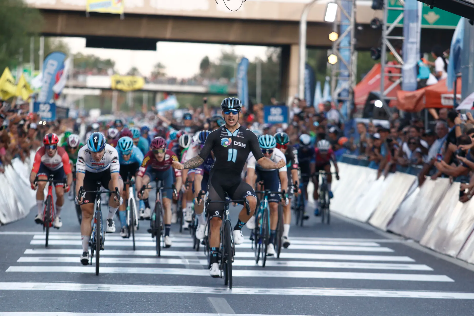 Renewi Tour: Sam Welsford consigue batir a Jasper Philipsen en la cuarta etapa