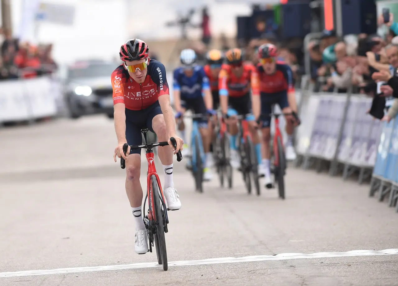 Tao Geoghegan Hart: "Kwiatkowski me ha tapado el viento 150 kilómetros en la etapa de hoy"