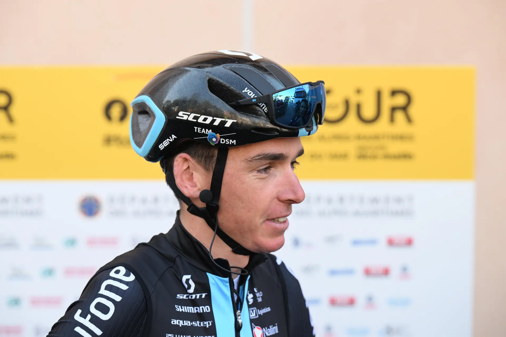Romain Bardet admite estar desmotivado por culpa de Tadej Pogacar: "Si acelera, no puedo seguirle"