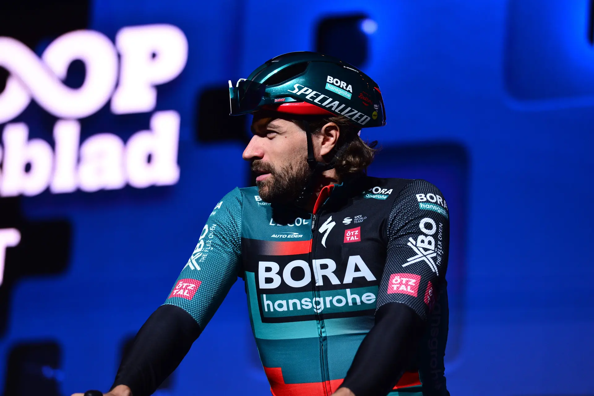 El ciclista del BORA Marco Haller roza la tragedia: "Conseguí salirme de los pedales justo antes de que una camioneta pasara por encima de mi bicicleta"