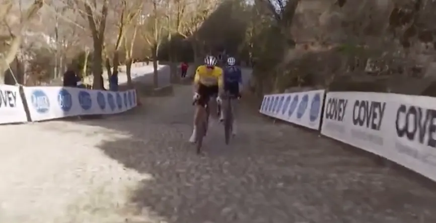 Vídeo: Así dejó Tadej Pogacar a Enric Mas en el durísimo empedrado final de Alcalá la Real