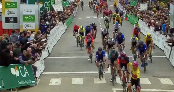 Vídeo: ¡Está escapado y el pelotón le caza, pero Magnus Cort Nielsen es capaz de esprintar y ganar en la Volta ao Algarve!