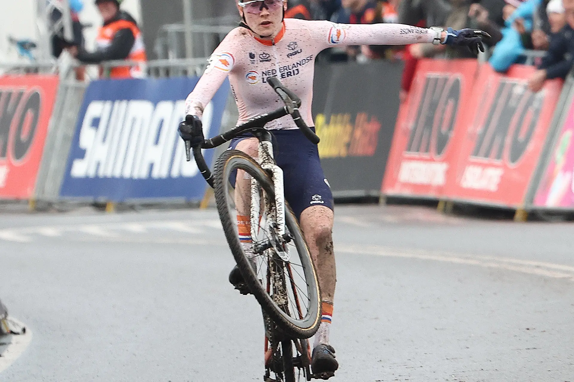 Puck Pieterse, tras ser superada por Fem van Empel en el Mundial de Ciclocross: "He rodado a tope toda la carrera"