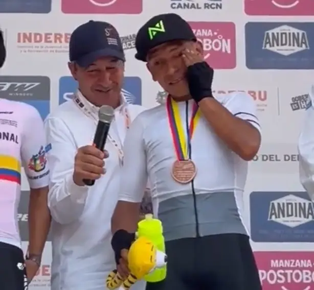 Vídeo: Las lágrimas de un emocionado Nairo Quintana en el podio de los Nacionales de Colombia