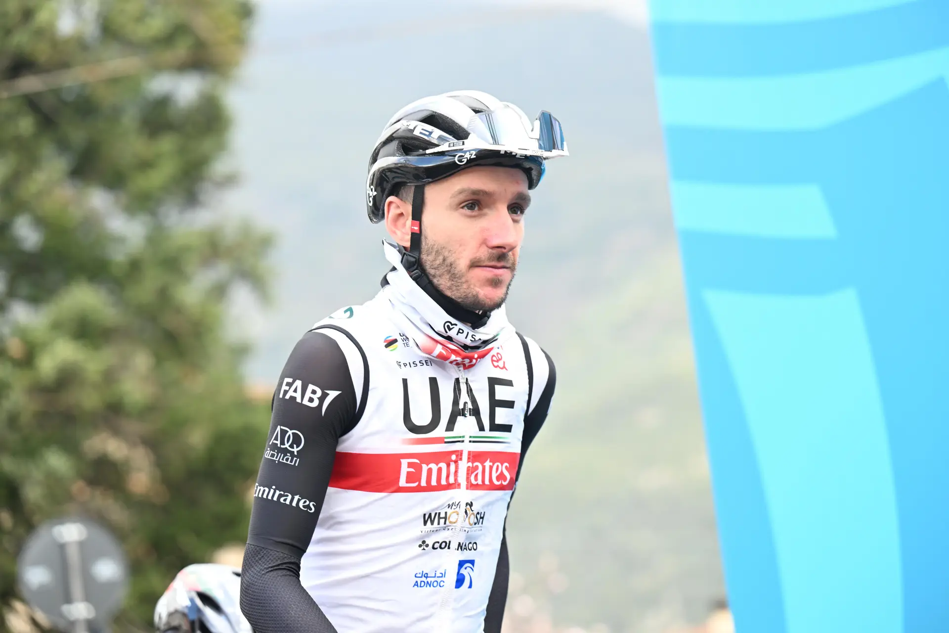 Adam Yates, agradecido con Juan Ayuso: "Seguro que ganará grandes carreras, cuando me dijo que podía ir hacia la victoria, hice todo lo que pude para ganar"
