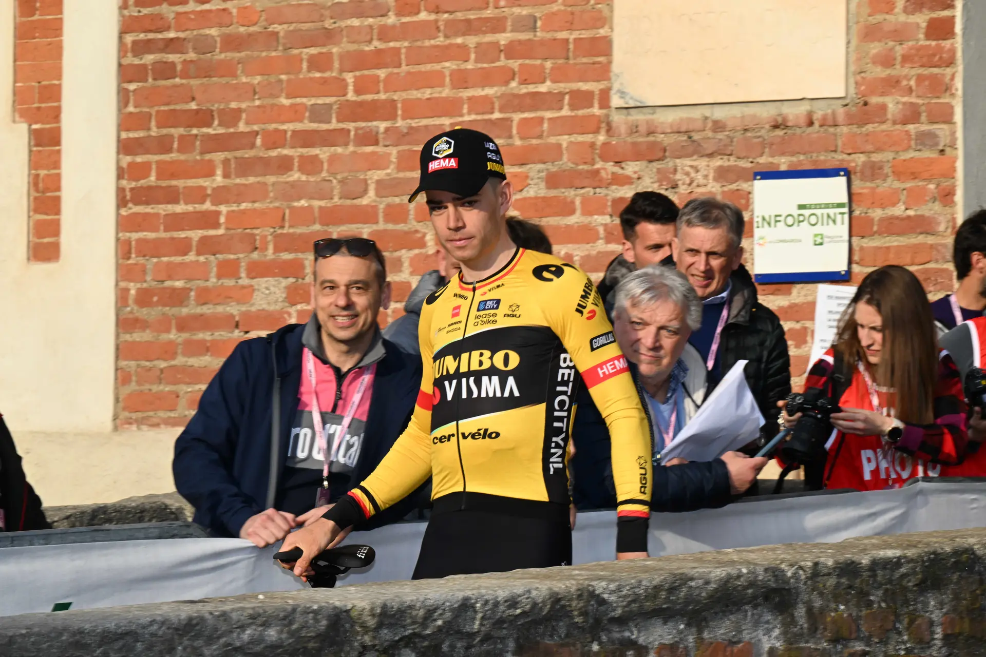 Wout van Aert confirma que no estará al 100% hoy en la París-Roubaix: "El dolor en las costillas me va a lastrar en la carrera"