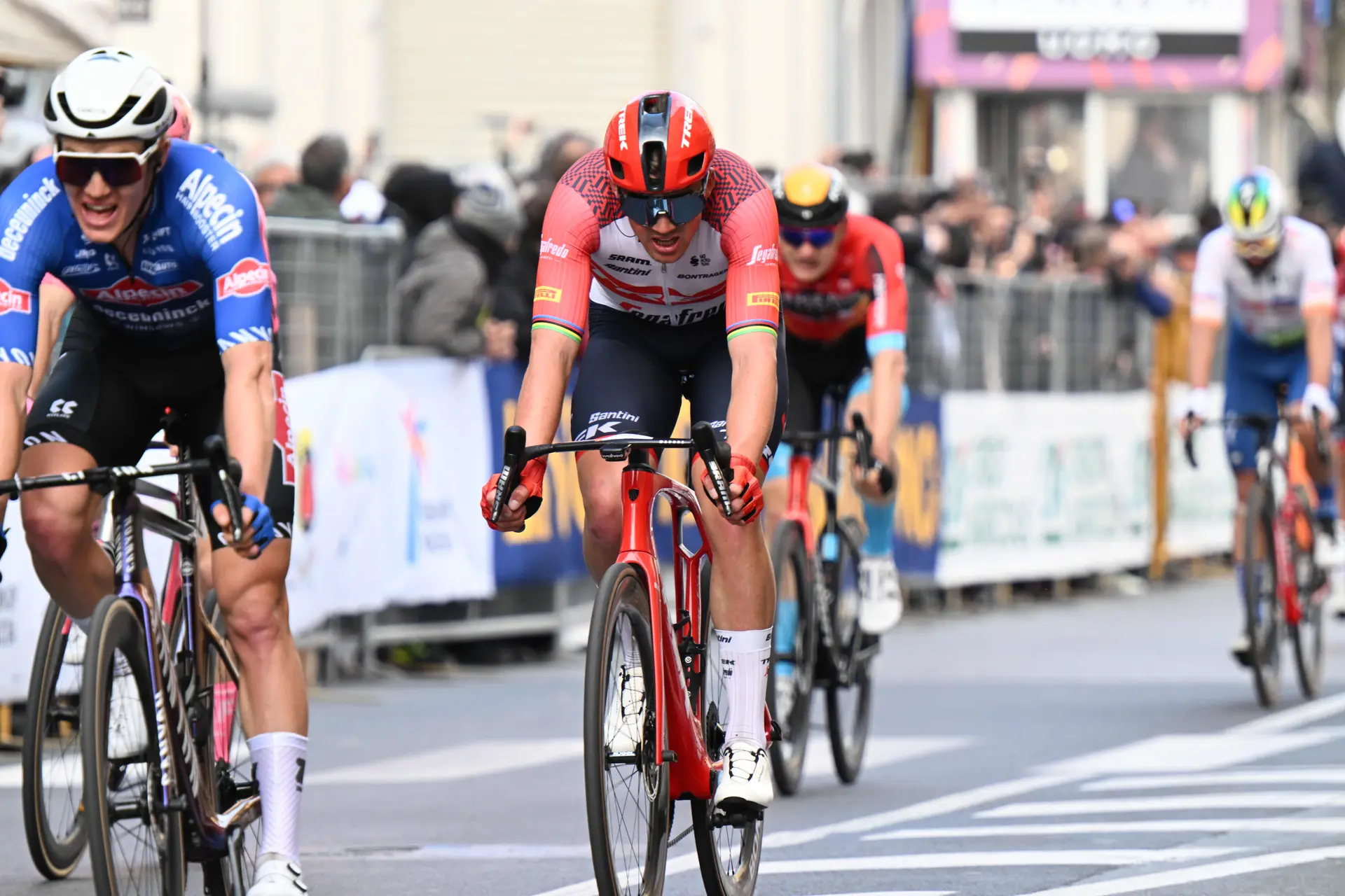 "Simplemente no pude seguirlos" - Mads Pedersen sexto por segunda vez consecutiva en Milán-San Remo, destrozado por el ataque de Pogacat
