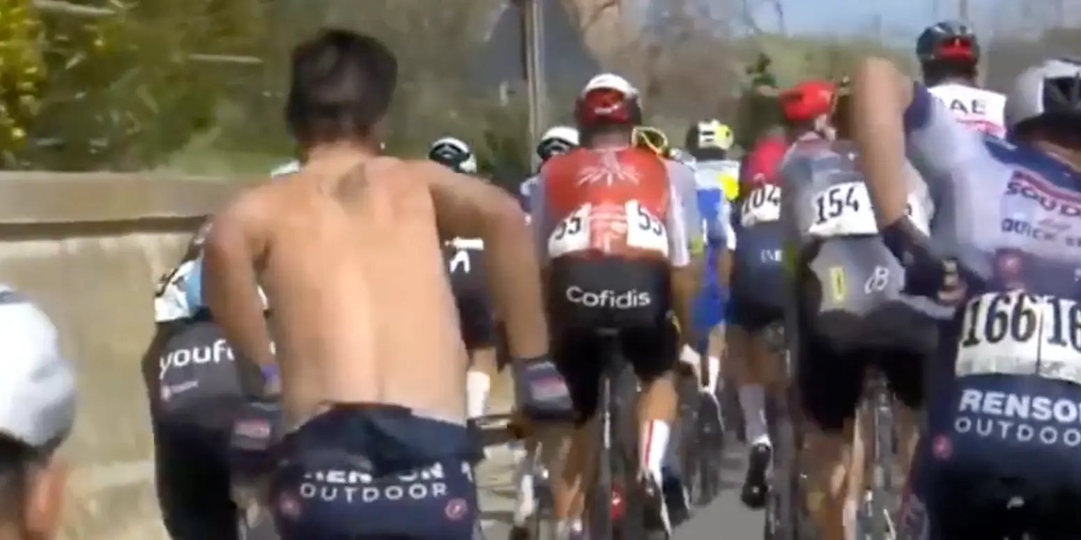 Vídeo: ¡Escándalo en la Tirreno Adriatico! Alaphilippe se quitó el casco y el maillot y no ha sido descalificado