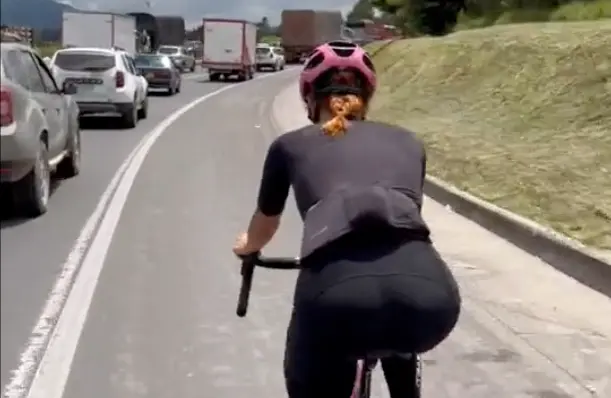 Vídeo: Egan Bernal comete un peligroso error que ningún ciclista debería cometer