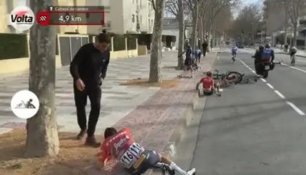 Vídeo: Una brutal caída marca el final de la primera etapa de la Volta a Catalunya