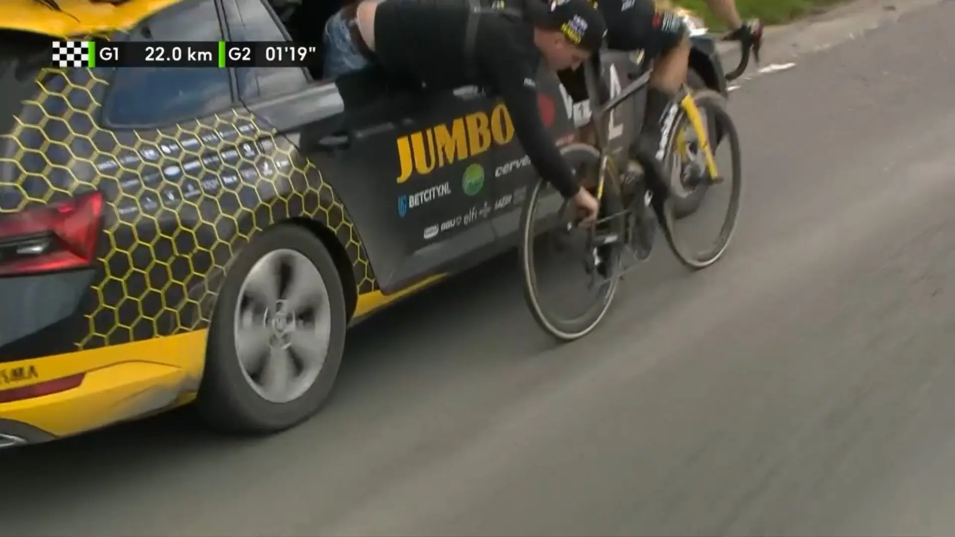El Jumbo-Visma defiende a Wout van Aert tras el momento con la cadena en la E3 Saxo Classic: "No matéis al ciclismo"