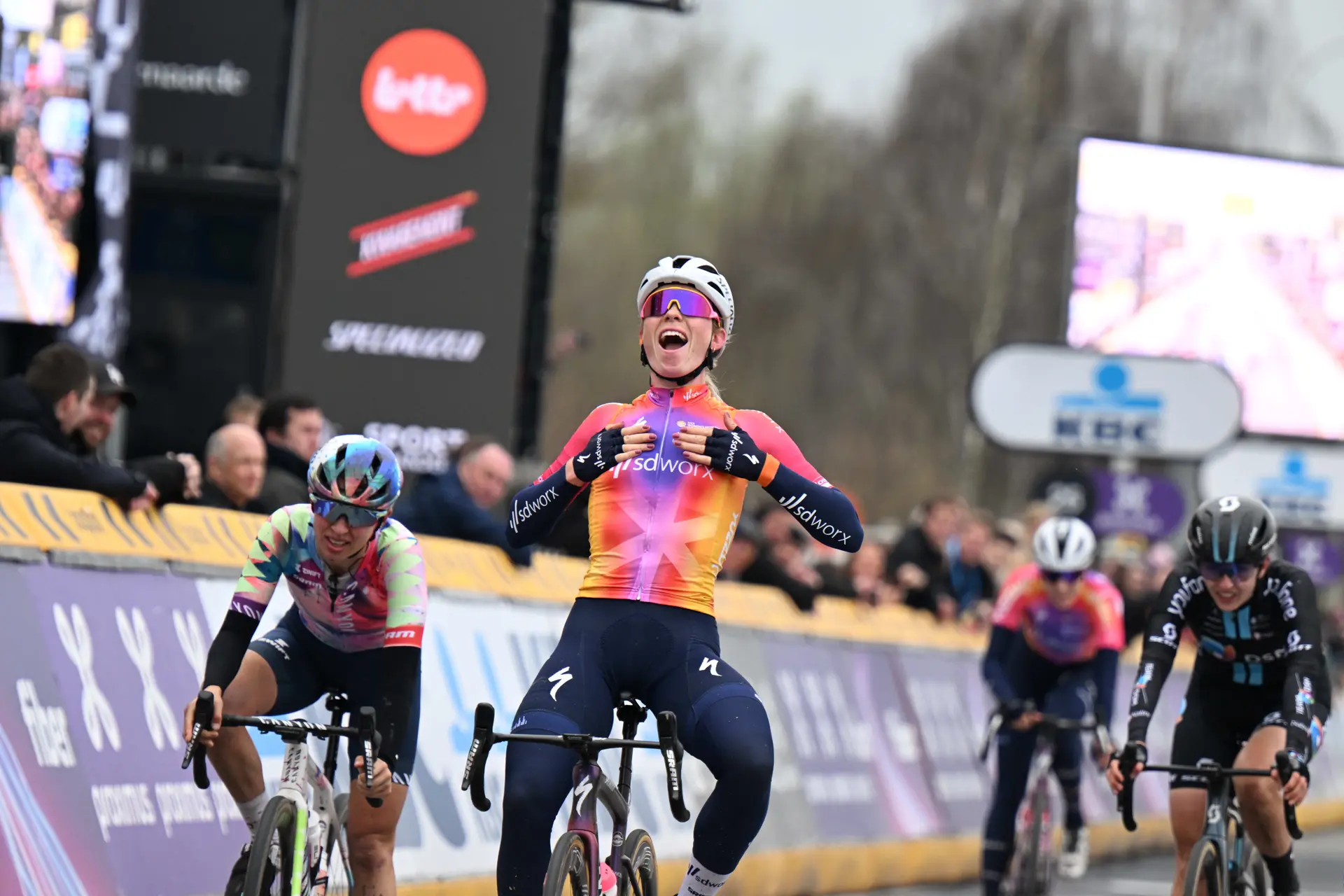 Demi Vollering gana la Flecha Valona Femenina por delante de Liane Lippert