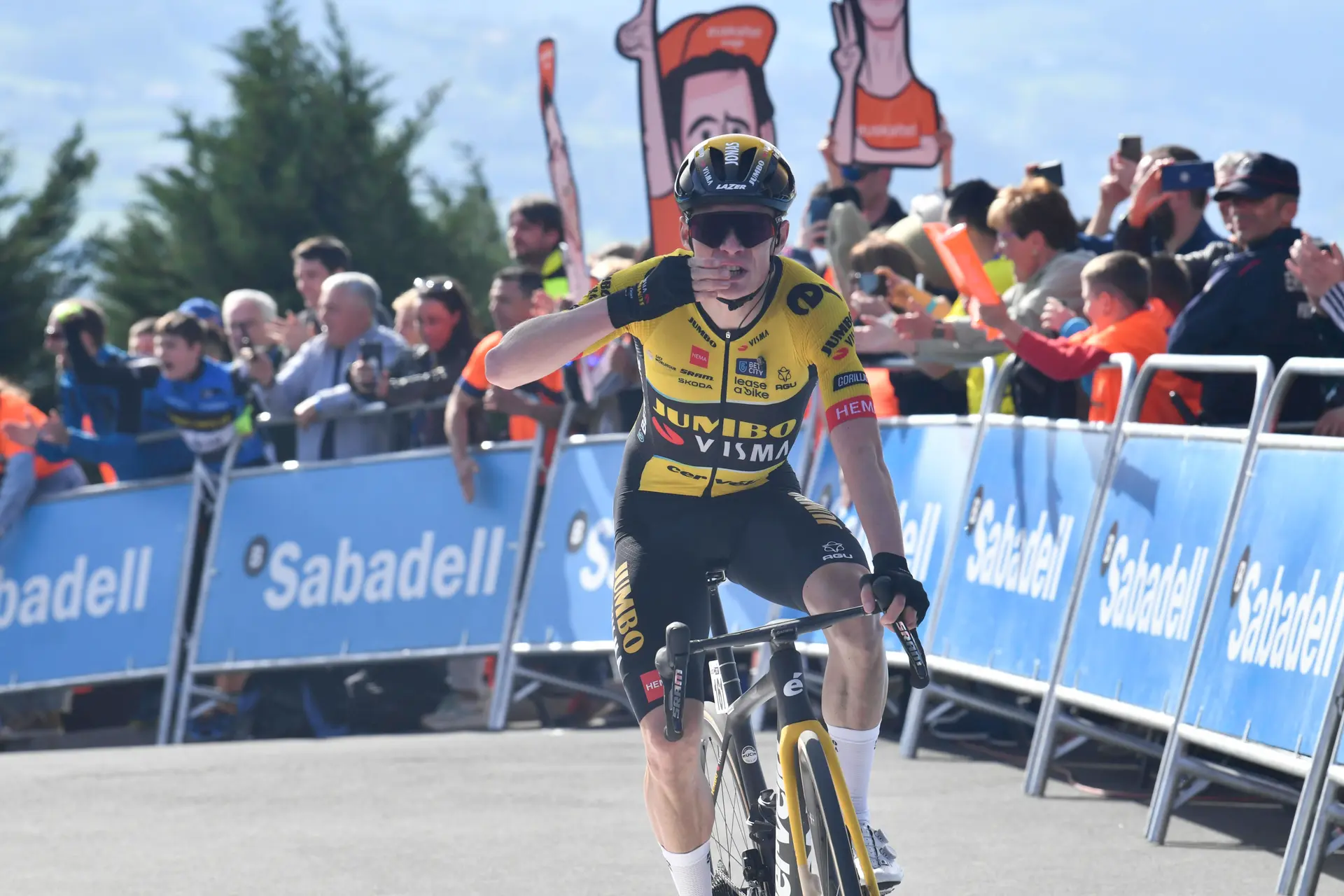 Un sensacional Mikel Landa lo da todo, pero no puede con un imperial Jonas Vingegaard en la Itzulia