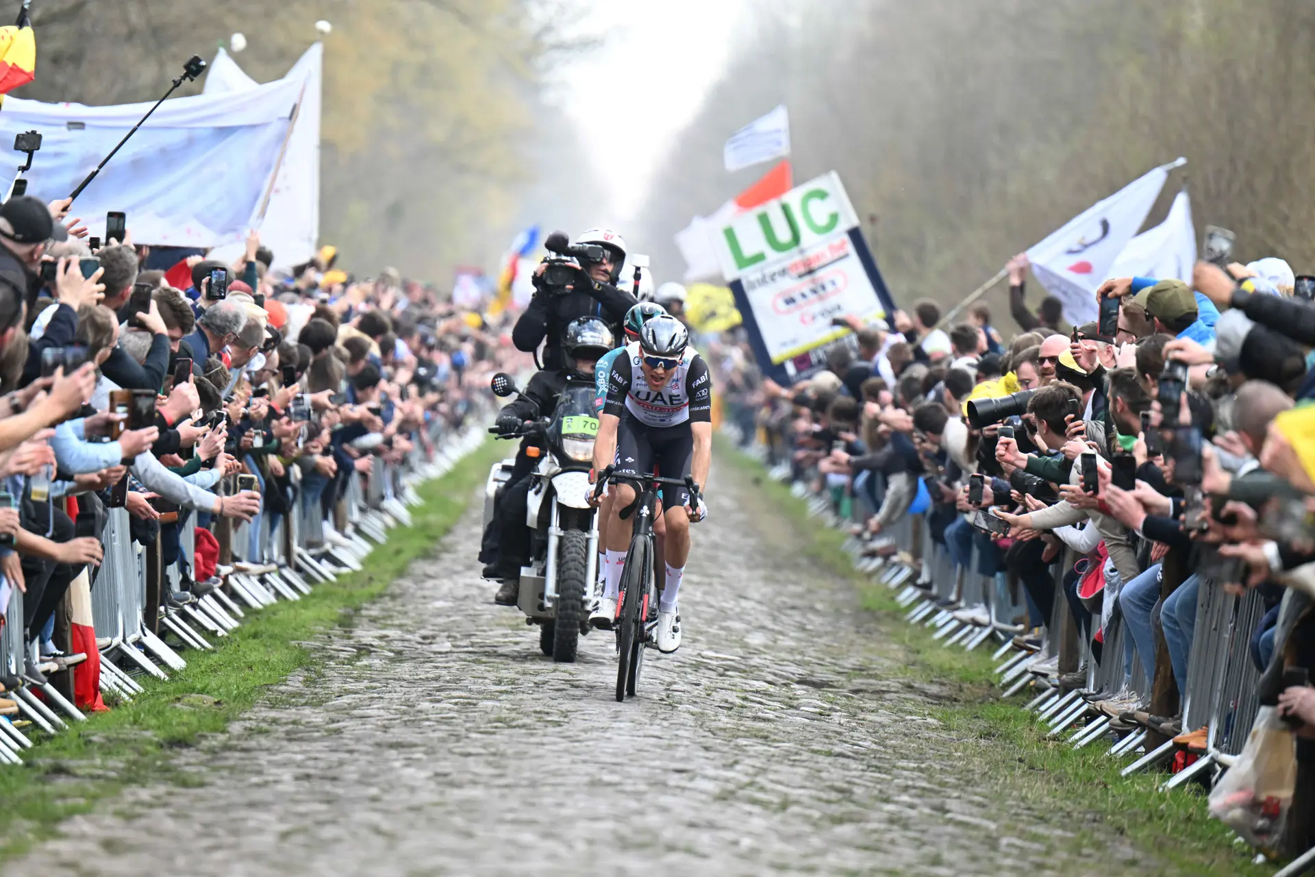 Sjoerd Bax, sobre su esfuerzo para mantener el nivel del UAE Team Emirates en la París-Roubaix: "Estaba completamente destrozado"