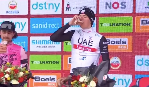 Vídeo: Pogacar también "destroza" a sus rivales bebiendo cerveza en el podium de la Amstel Gold Race