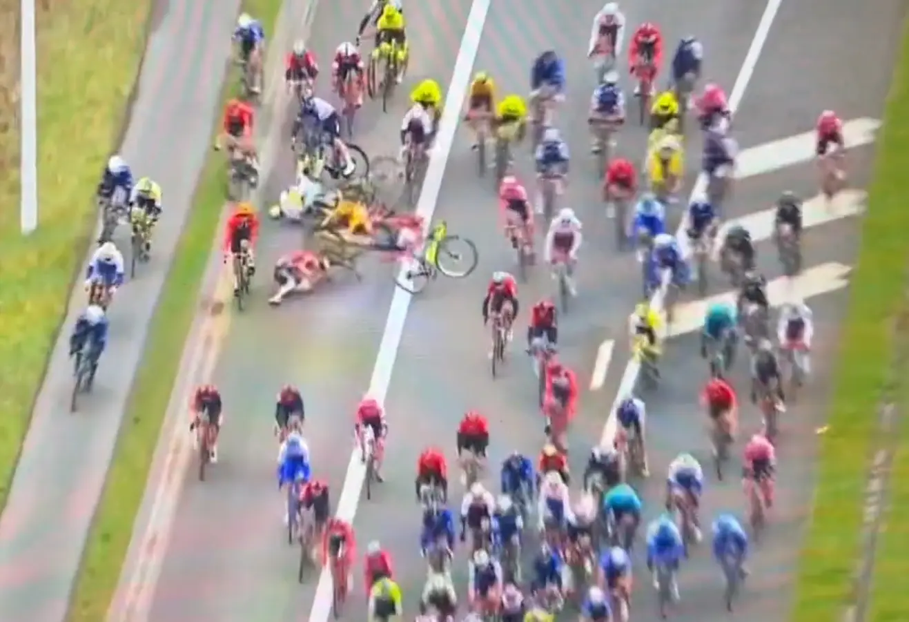 Vídeo: Escalofriante caída de Biniam Girmay en el día de su cumpleaños en el Tour de Flandes