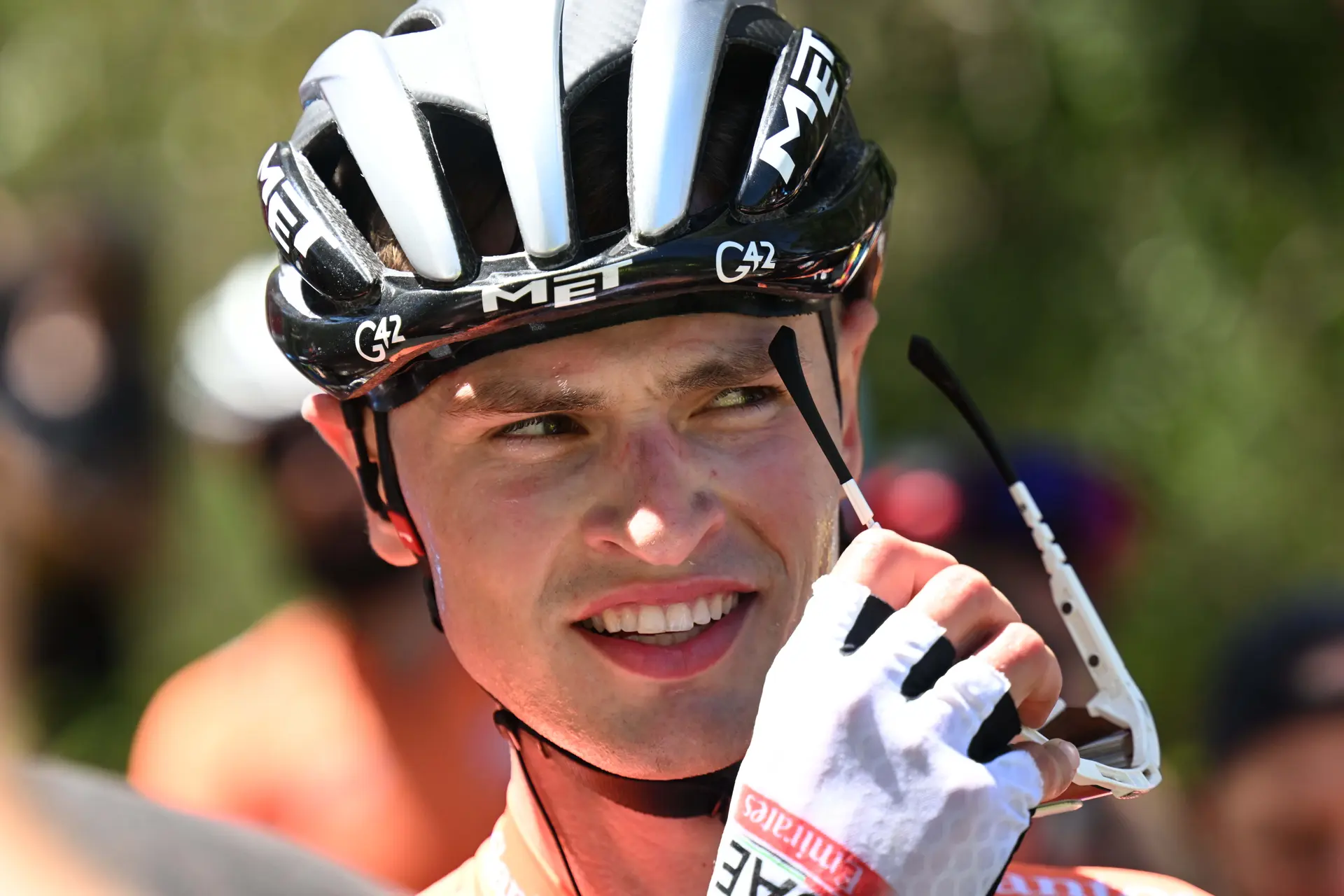 Jay Vine abandona La Vuelta en la 6ª etapa y va camino del hospital tras una dura caída