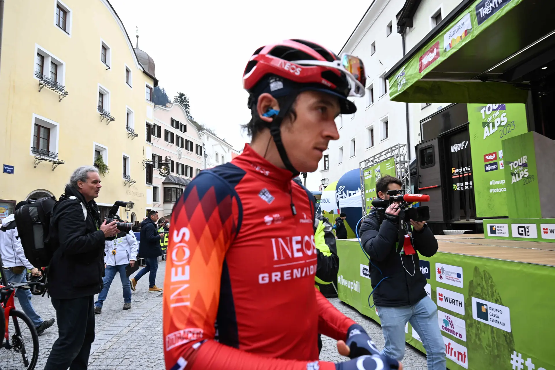 Ganna evitó que Geraint Thomas perdiera tiempo en la etapa 2 del Giro de Italia: "Rodaba tan fuerte que he tenido que pelear por aguantar su rueda"