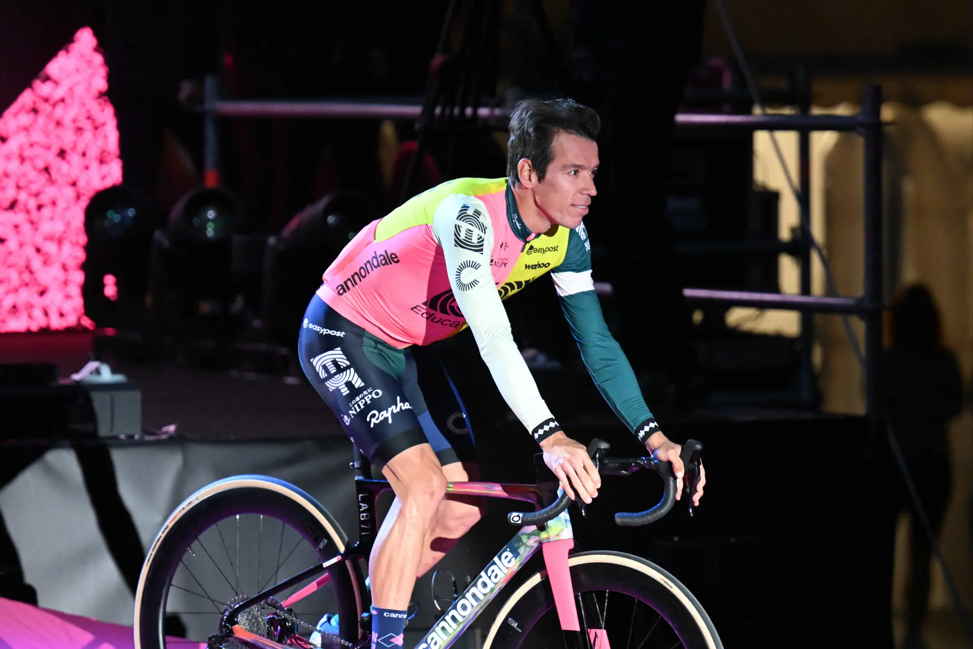 El pastizal que cuesta la bici del EF Education de Rigoberto Urán comparada con la del Movistar Team de Nairo Quintana