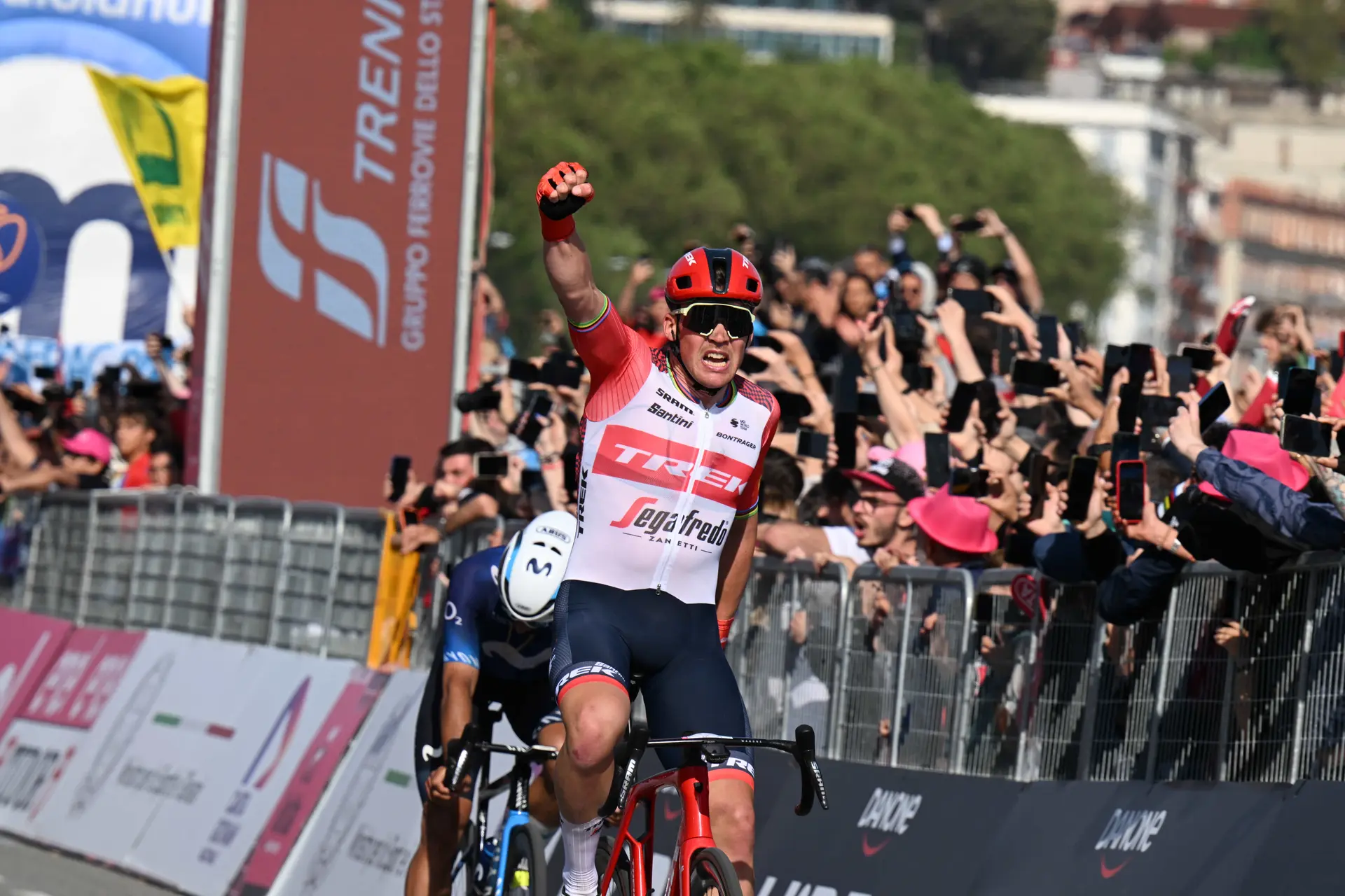 Mads Pedersen le roba la victoria a Philipsen y van Aert tras un final agónico en la etapa 8 del Tour de Francia
