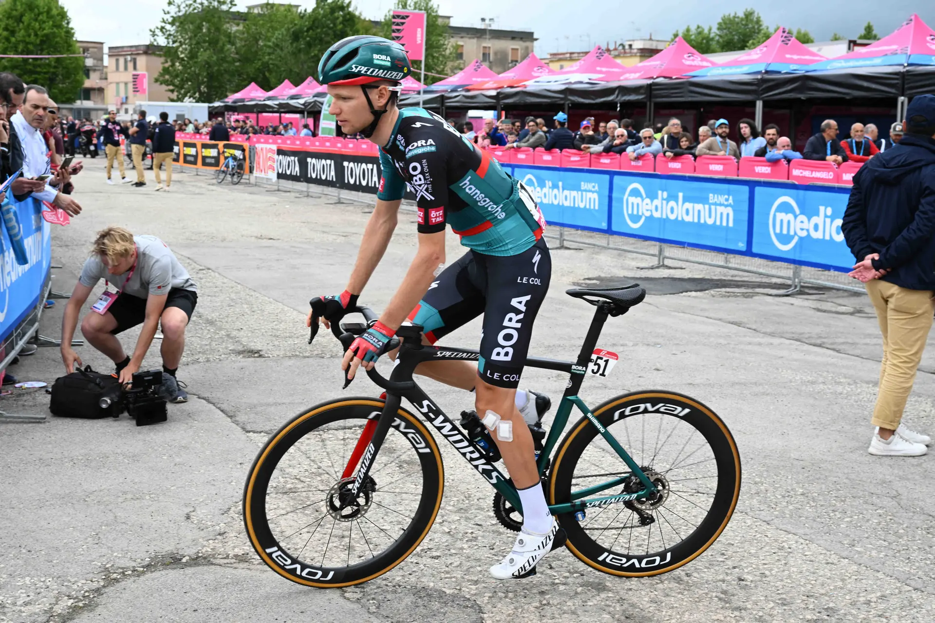¡Otra baja sensible! Alexandr Vlasov se baja de la bici en el Giro de Italia