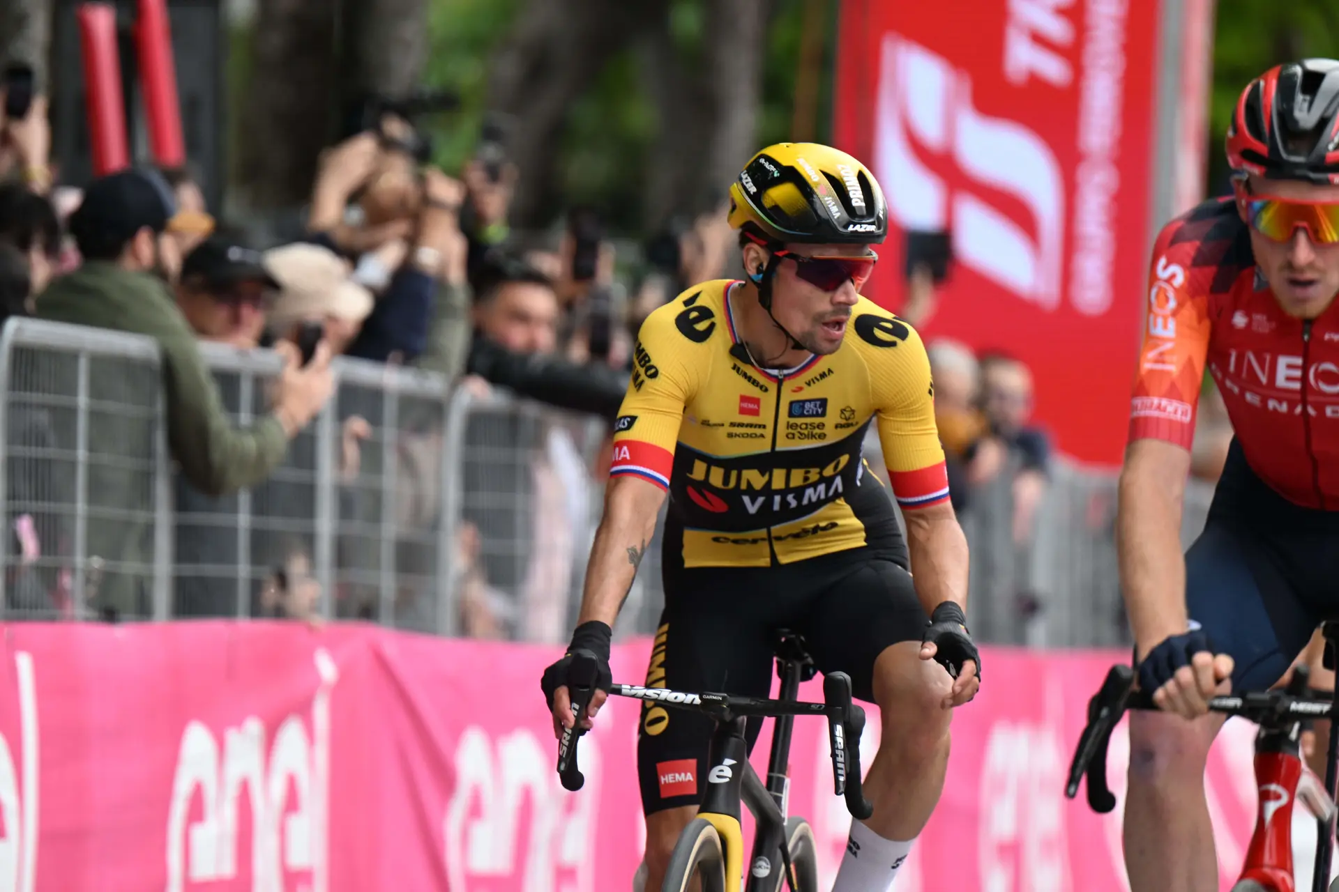 Tensión en Jumbo tras otra caída de Primoz Roglic: "Podemos considerarnos afortunados de que no tenga lesiones importantes"